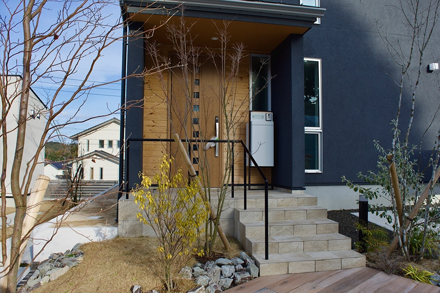 建物と調和する、自然素材を活かした設計