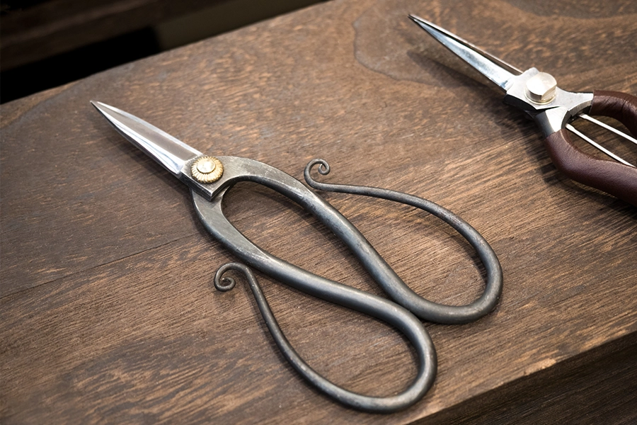 木々の魅力を引き出す、丁寧な剪定作業